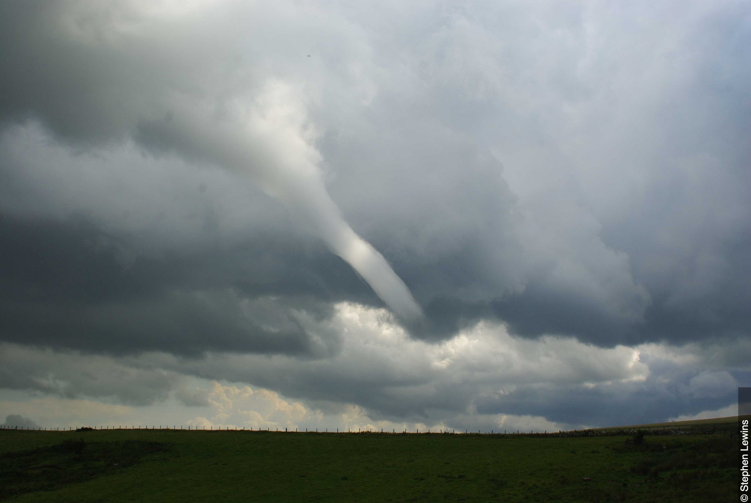 nuage en entonnoir vs tornade